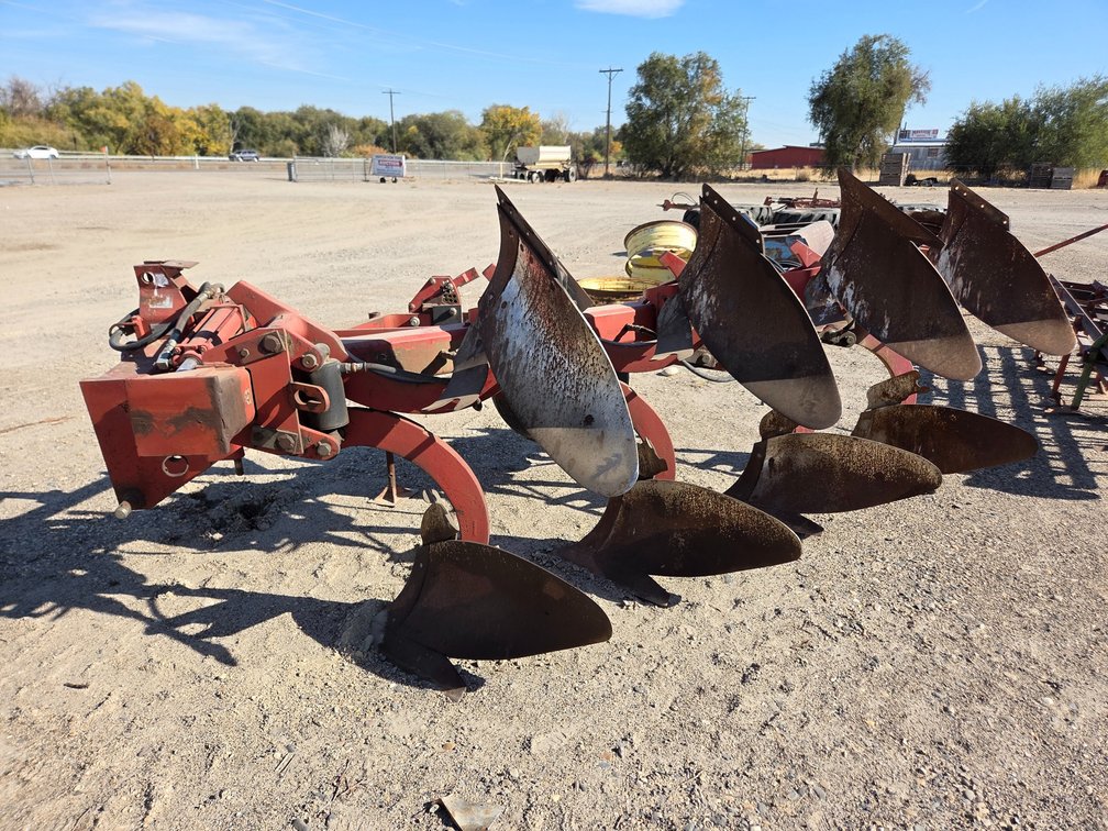 IHC 145 4 bottom spinner plow w/ hyd reset