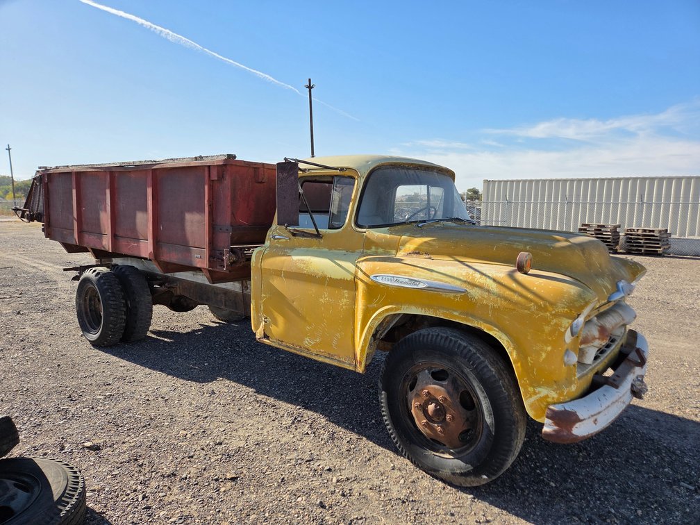 1957 Chevrolet spreader truck 6C570116333