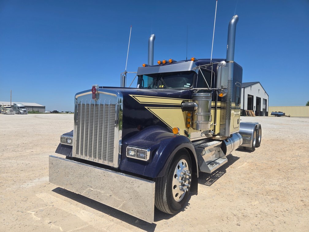 2023 Kenworth W900 Truck