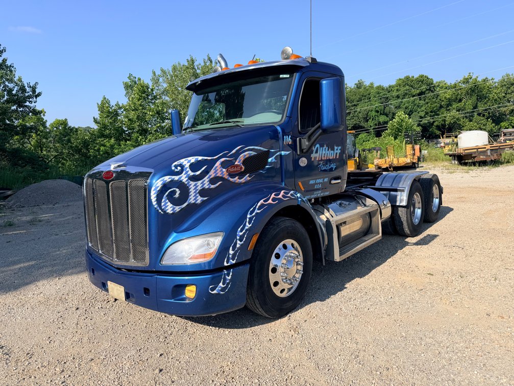 2021 Peterbilt 579 Daycab Truck