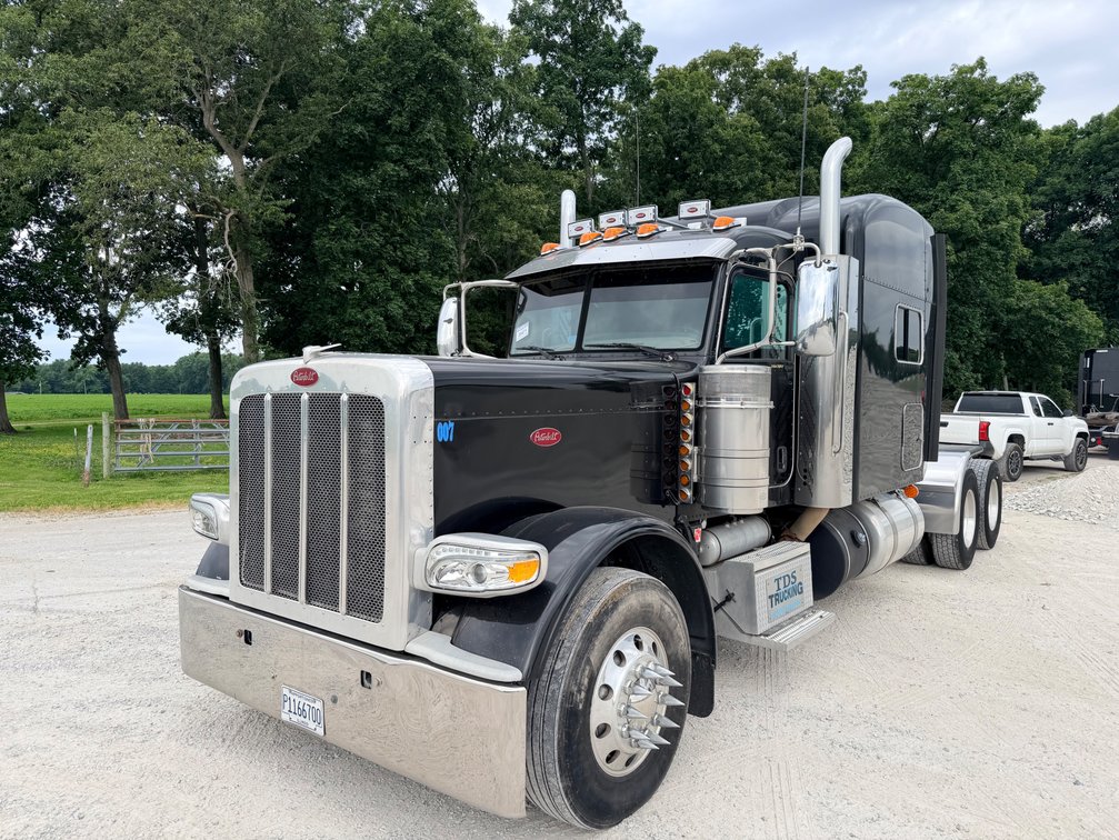 2014 Peterbilt 389 Sleeper Truck