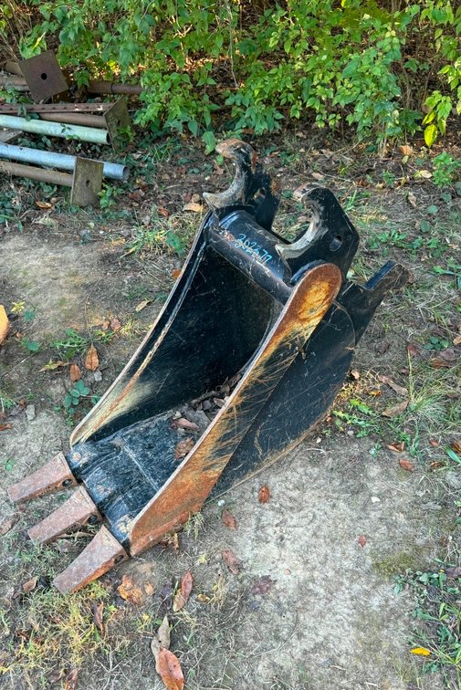 12" Deere Excavator Bucket