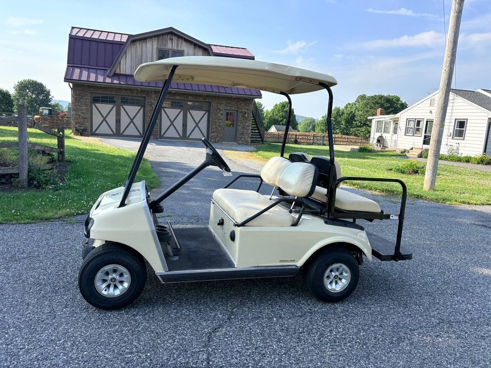 2000 Club Car Ds Gas 4 passenger golf cart