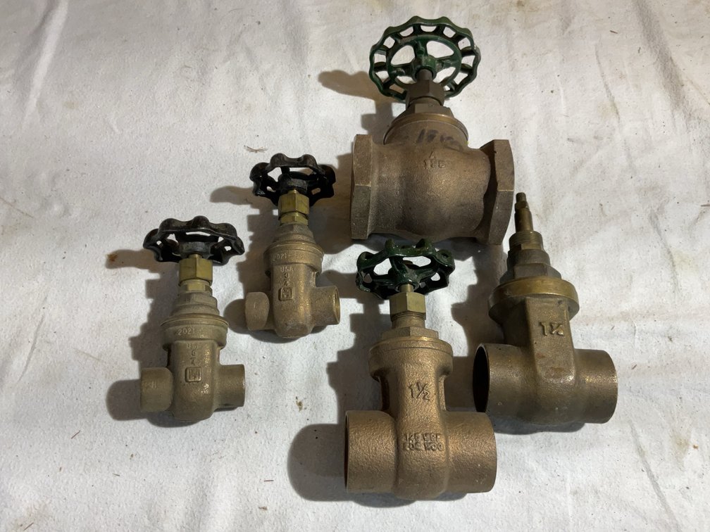Miscellaneous sizes brass valves, new