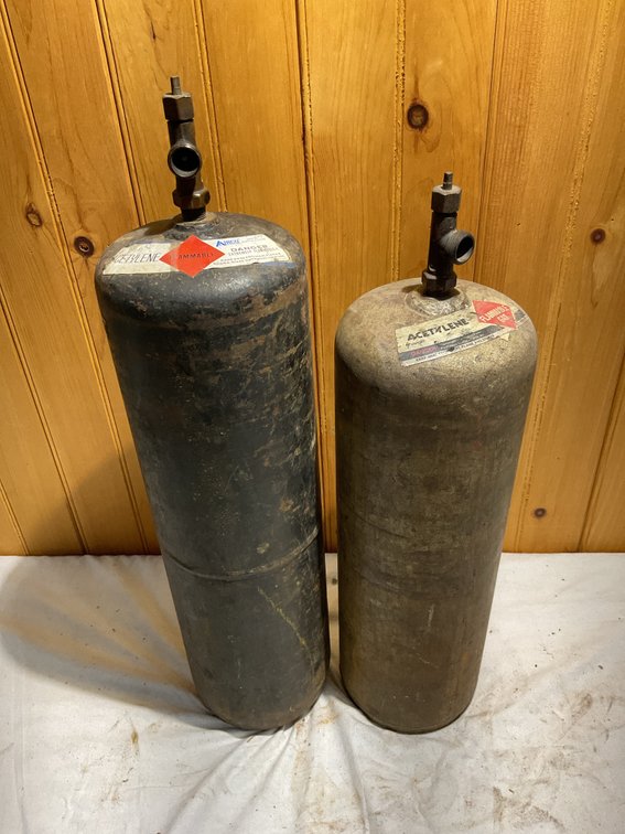 2 acetylene tanks