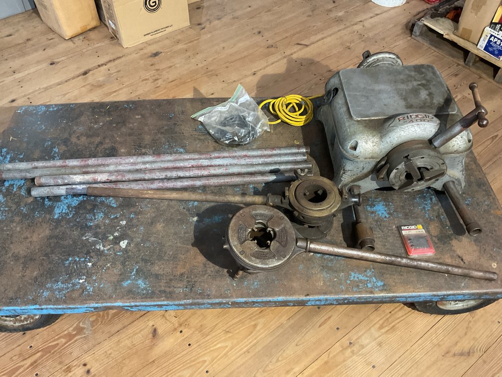 Ridgid 400 power unit with 2 threading heads