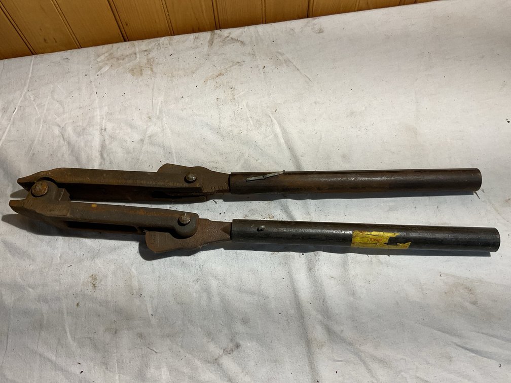 Heavy duty tool for assembling cast iron baseboard