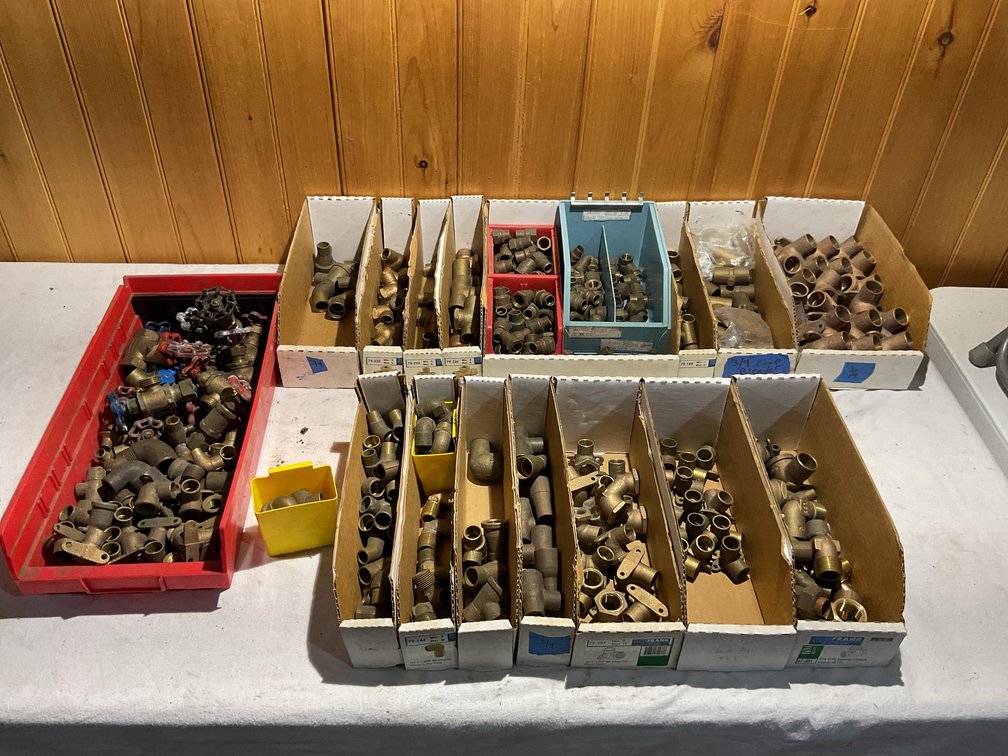 Lots of miscellaneous smaller diameter brass fittings and valves