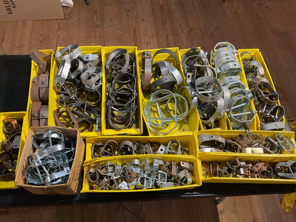 Large amount pipe/conduit hangers