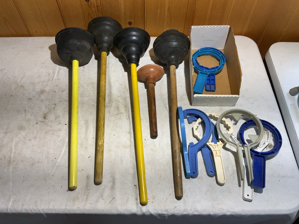 Handles and plungers