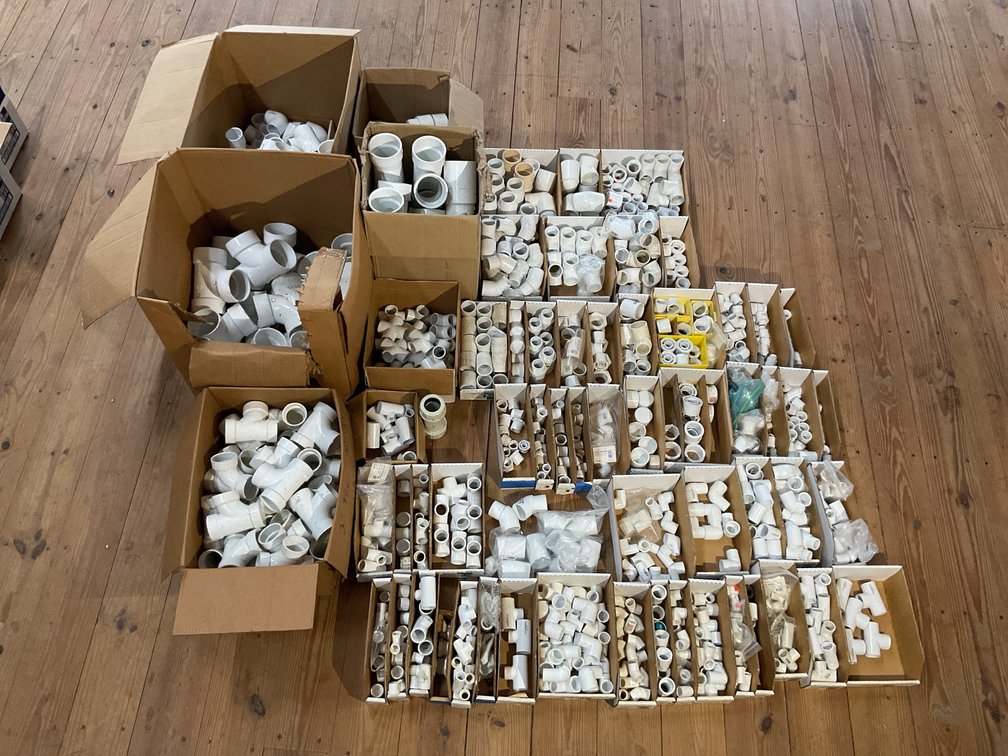 Very large amount scheduled 40 PVC fittings