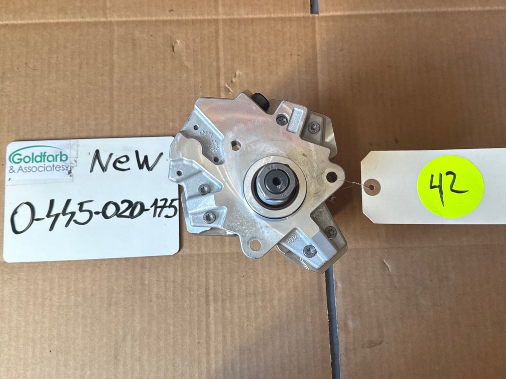 0-445-020-175 (0-445-020-007 ; 0-986-437-341 ; 0-445-020-066 ; 0-986-437-357) New Bosch Common Rail Injection Pump fits CASE DAF Ford Iveco Nefaz New Holland Paz Pavlovo VW engine