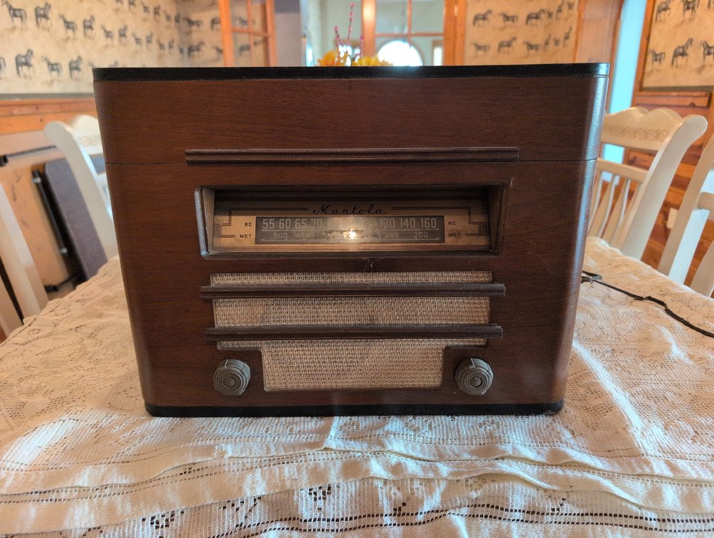 Vintage Mantola Radio And Phonograph