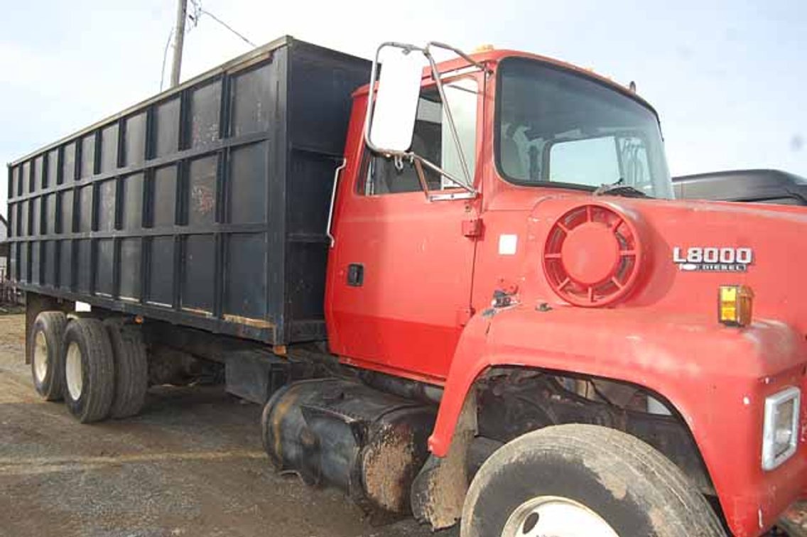 1990 Ford L8000
