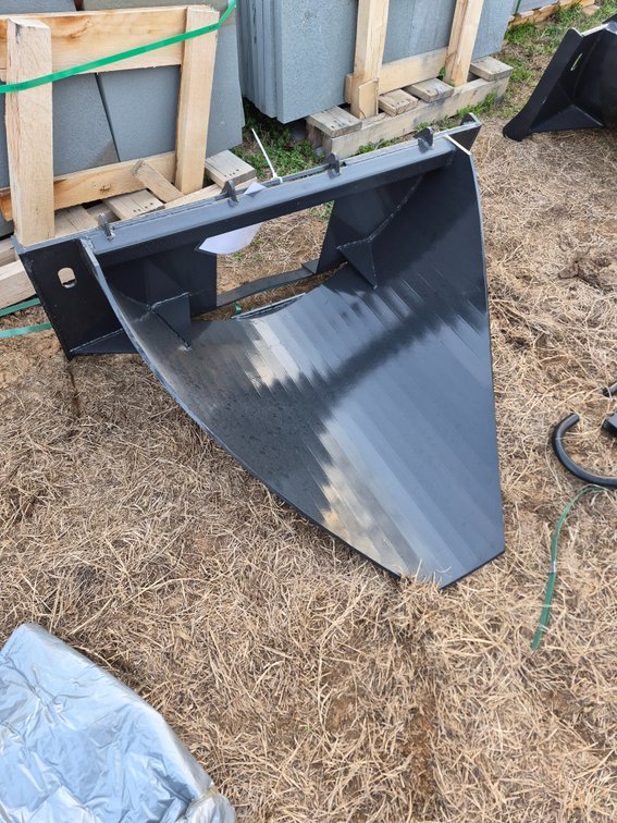 Wolverine stump bucket for a skidsteer