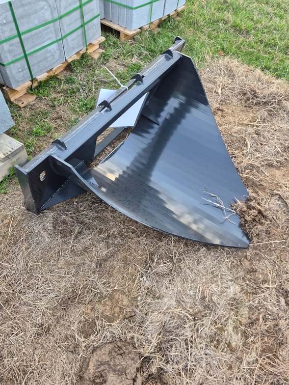Wolverine stump bucket for a skidsteer
