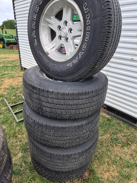 Set of 31/10.50/15 wheels and tires
