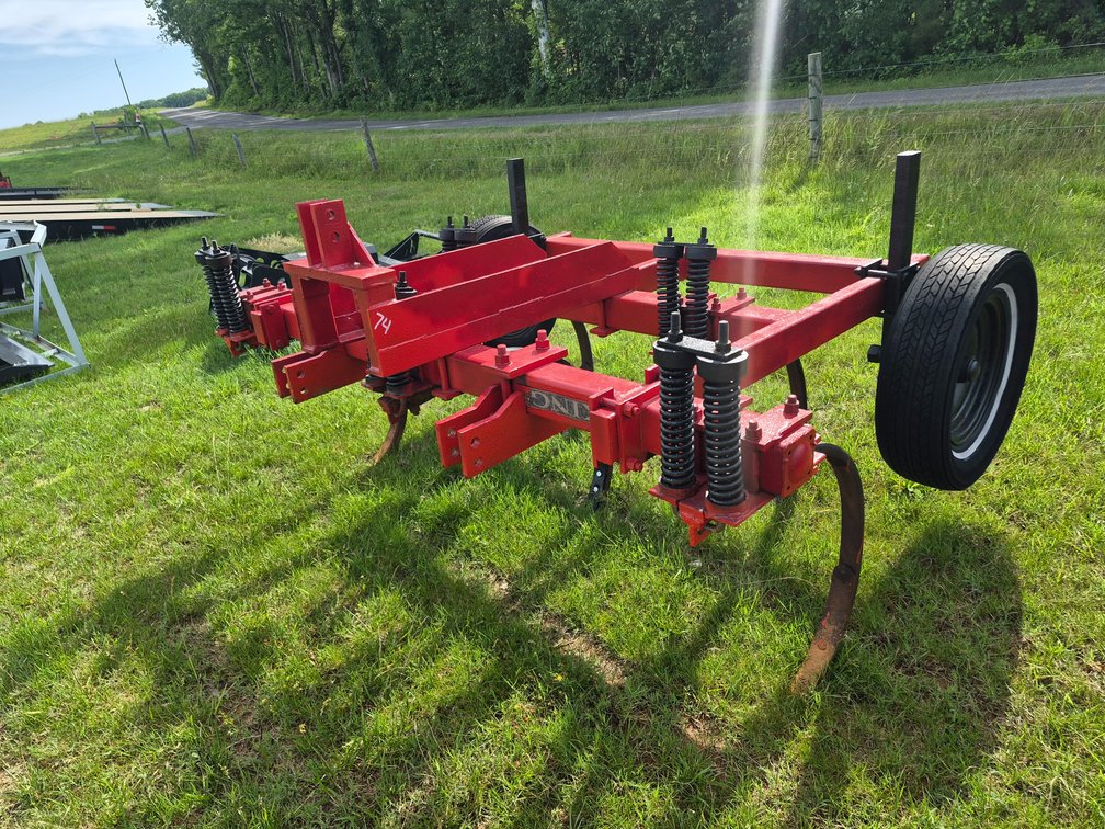 King 5 shank chisel plow