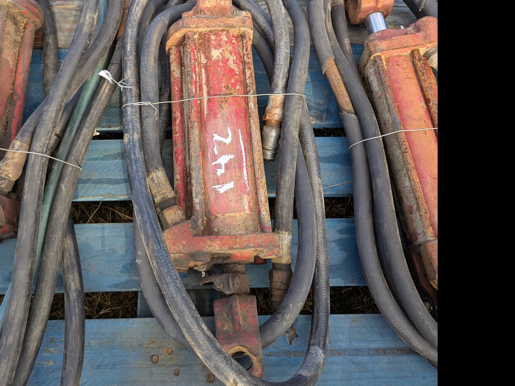 One hydraulic cylinder 