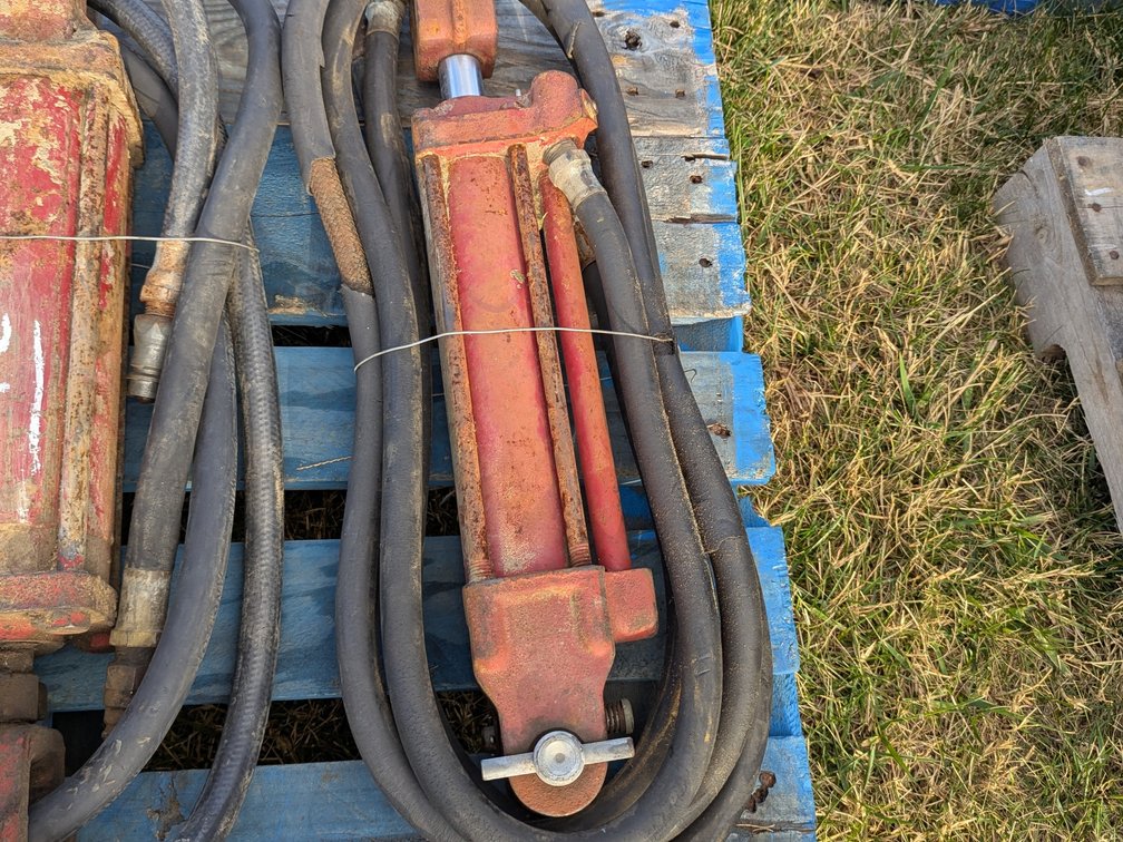 One hydraulic cylinder 