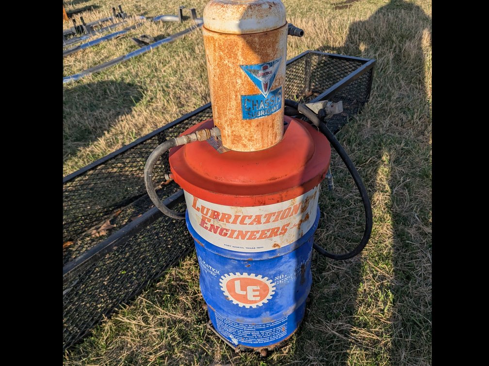 Grease barrel and pump 