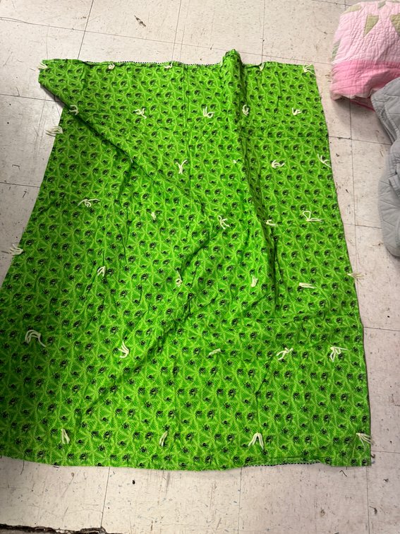 Green Spider and Foliage Pattern Tied Quilt