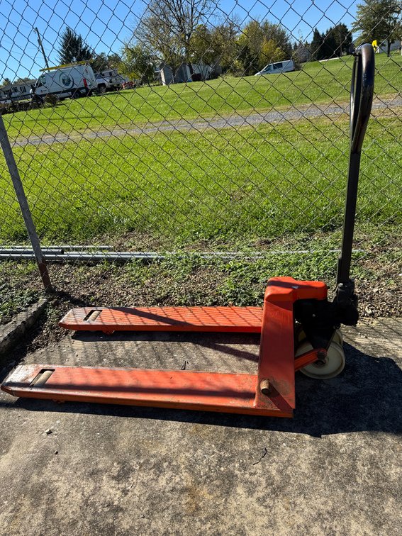 Flo-Lift 4500 LBS. Manual Hydraulic Pallet Trucks