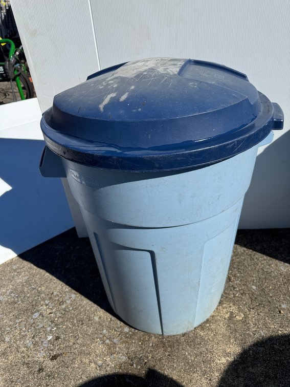 Rubbermaid Roughneck 32 GAL Trash Can with Lid