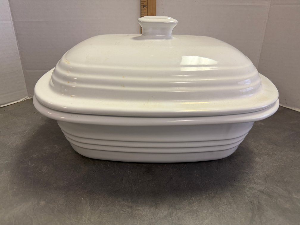 The Pampered Chef 2093 3.1 Qt Stoneware Covered Baker