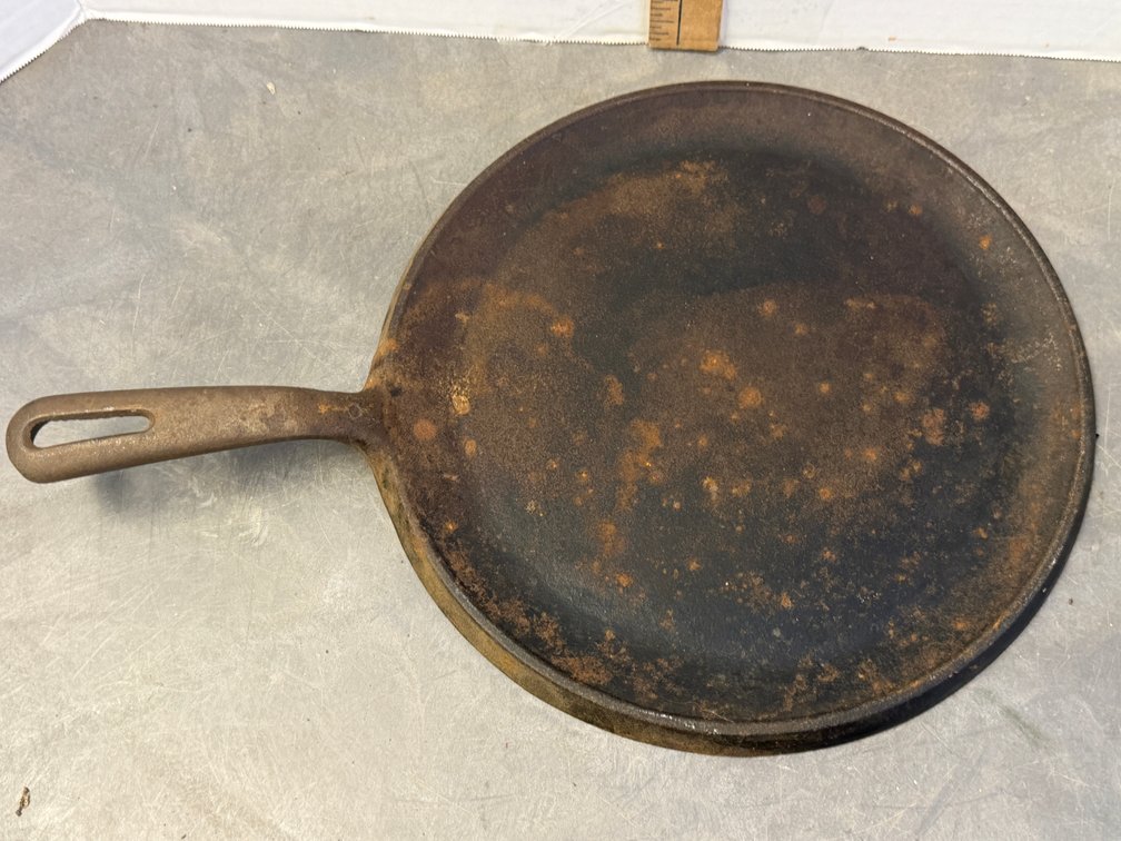 Classic Cast Iron Round Griddle with Integral Handle