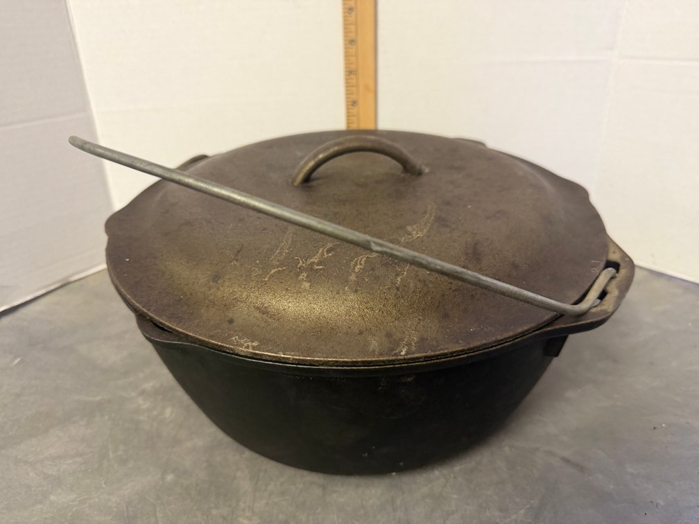 Lodge 10DO Cast Iron Dutch Oven with Lid
