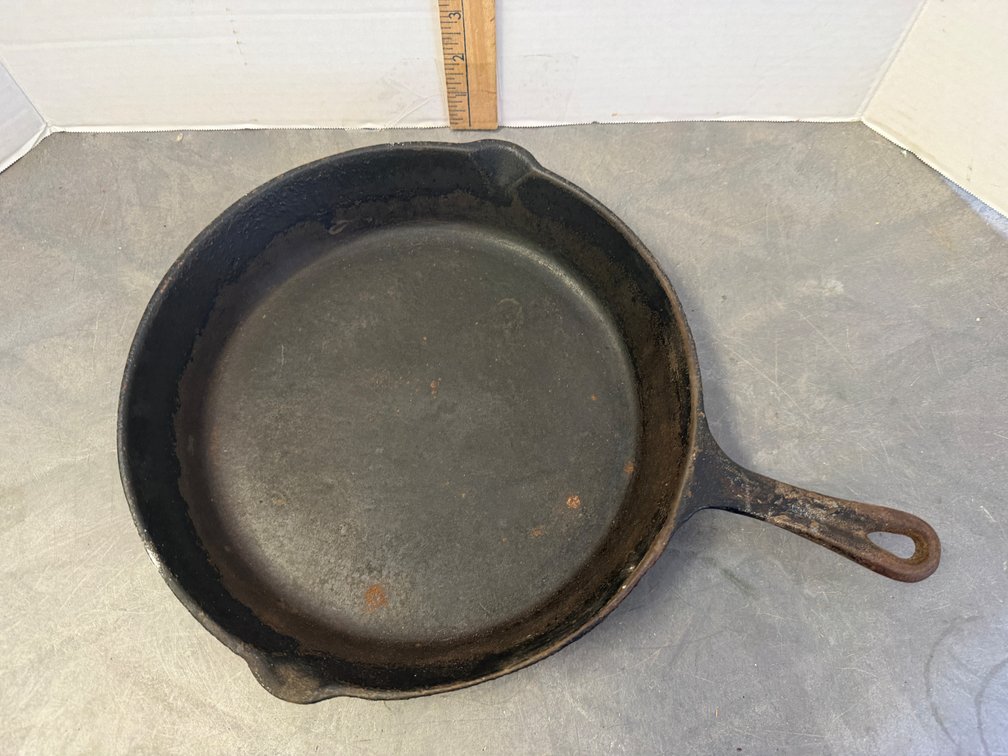 Round Cast Iron Skillet with Dual Pour Spouts