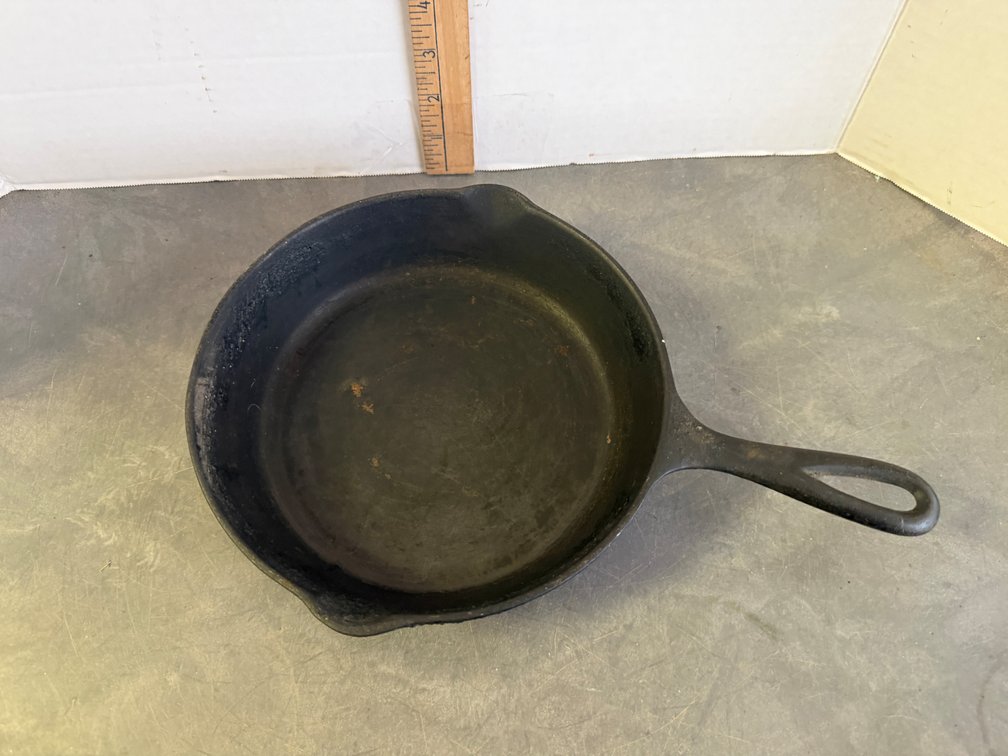Cast Iron Skillet with Heat Ring and Dual Pour Spouts
