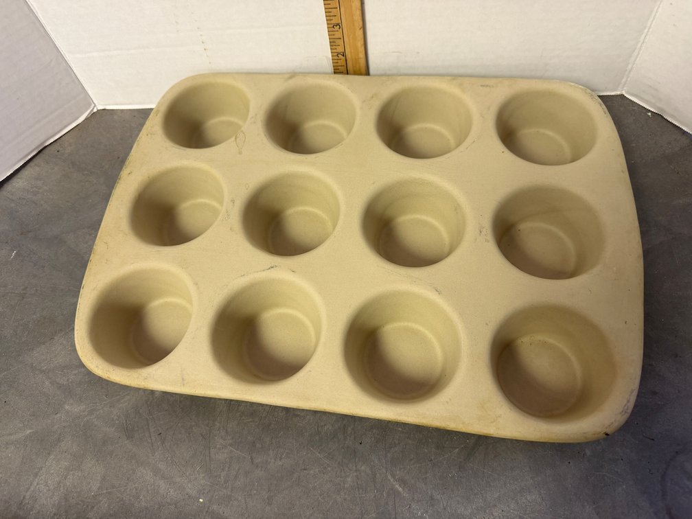 The Pampered Chef 2113 12-Cup Stoneware Muffin Pan