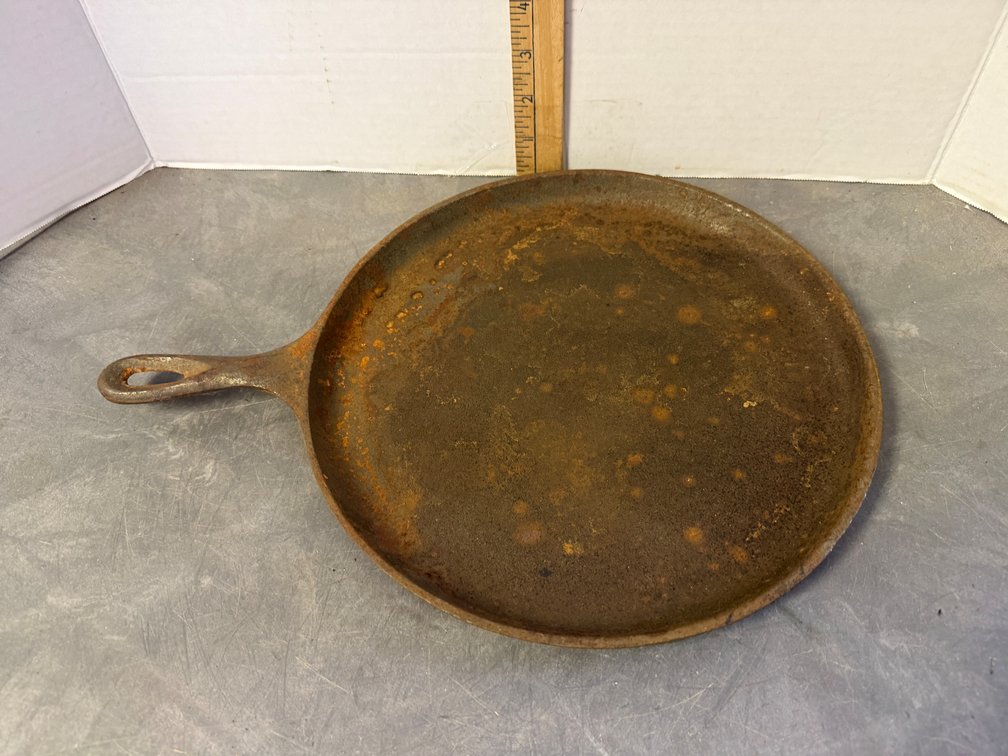 Lodge Cast Iron Round Griddle with Handle