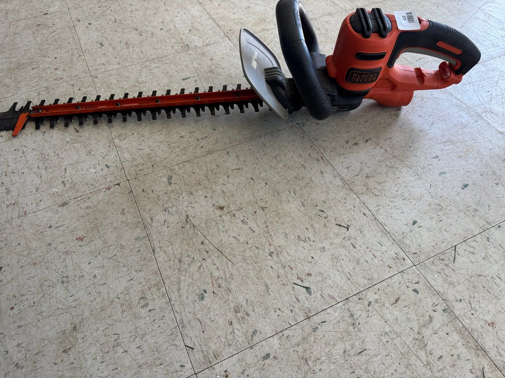 BLACK+DECKER 20 In. Hedge Trimmer with Saw Blade