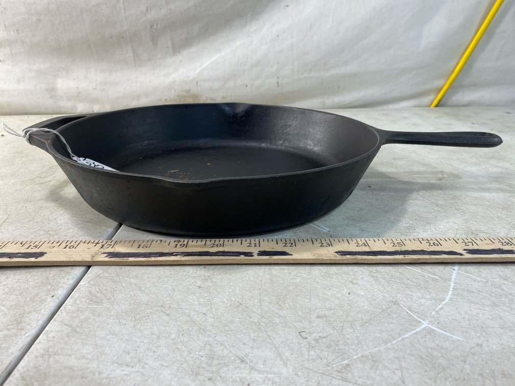 Lodge Cast Iron 10SK Skillet with Helper Handle