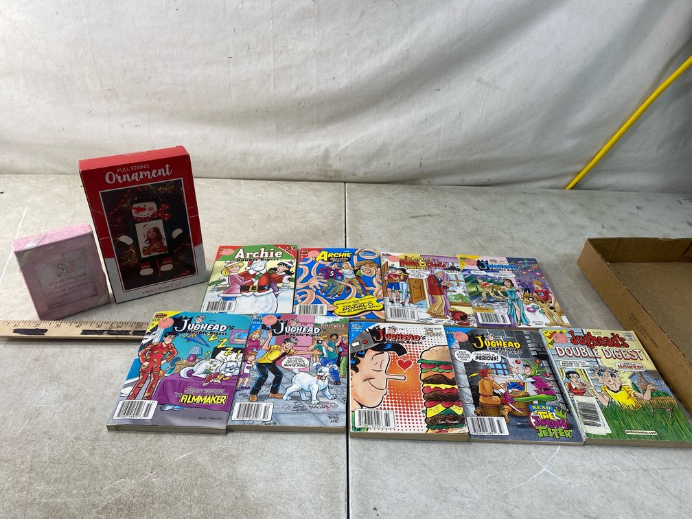 Comic Digests, Photo Ornament, and Gift Box
