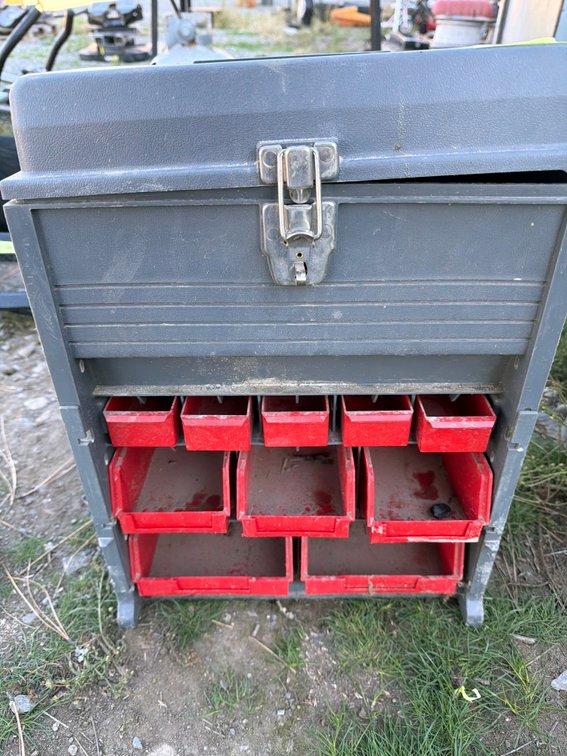Five Metal Foothold Traps and Plastic Organizer Chest