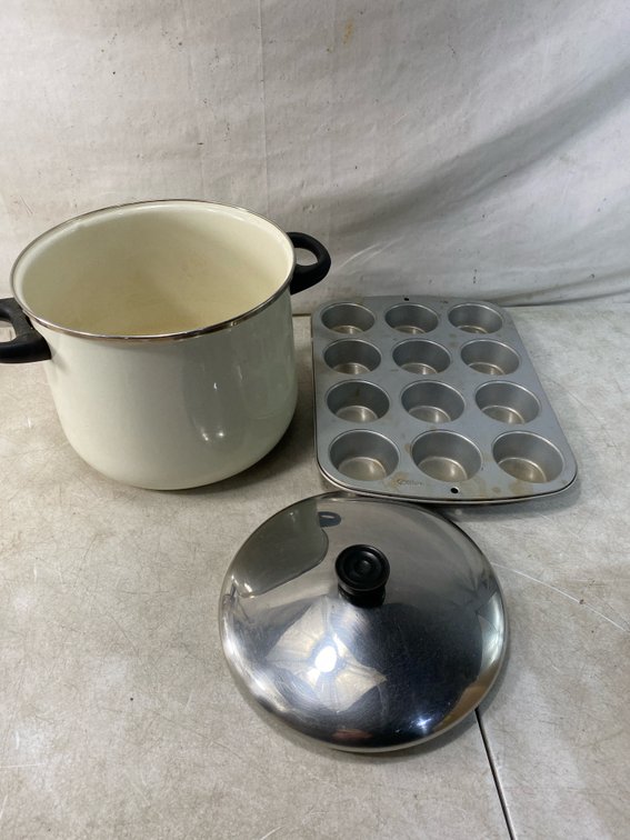 Enamel Stock Pot with Lid and Muffin Pan