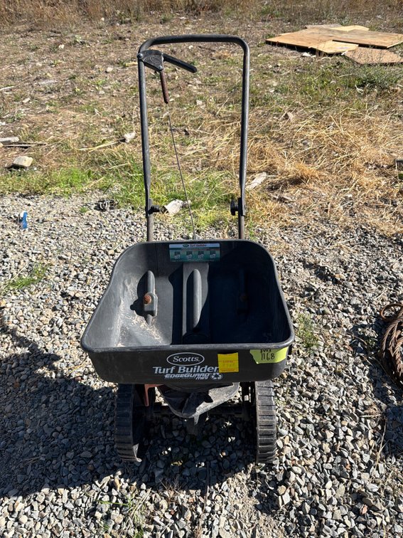 Scotts Turf Builder EdgeGuard Mini Broadcast Spreader
