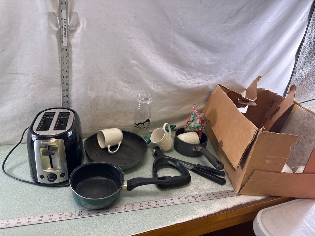Kitchenware, Cookware, and Toaster