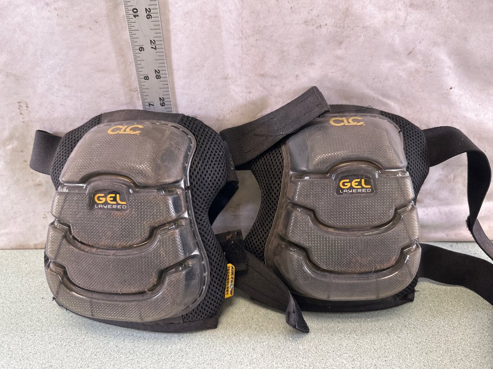 CLC Gel Layered Airflow Technology Knee Pad