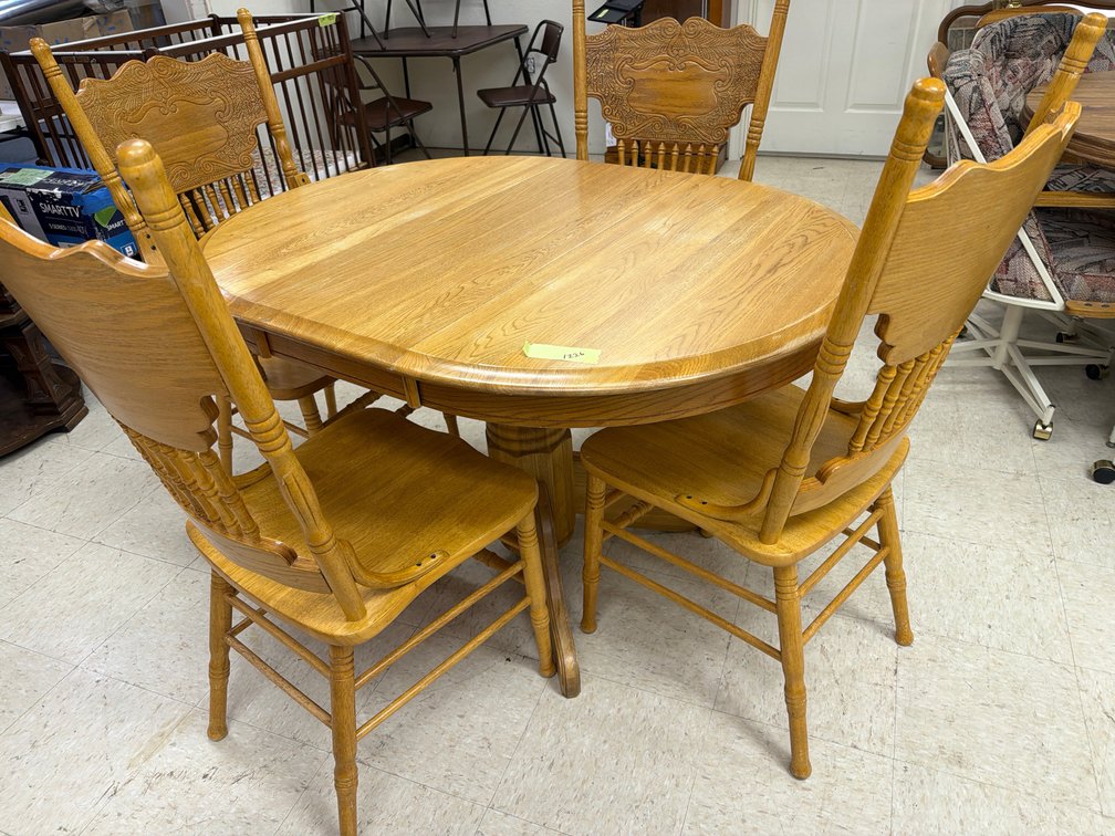 Oak Dinning room table w/ Oak Chairs