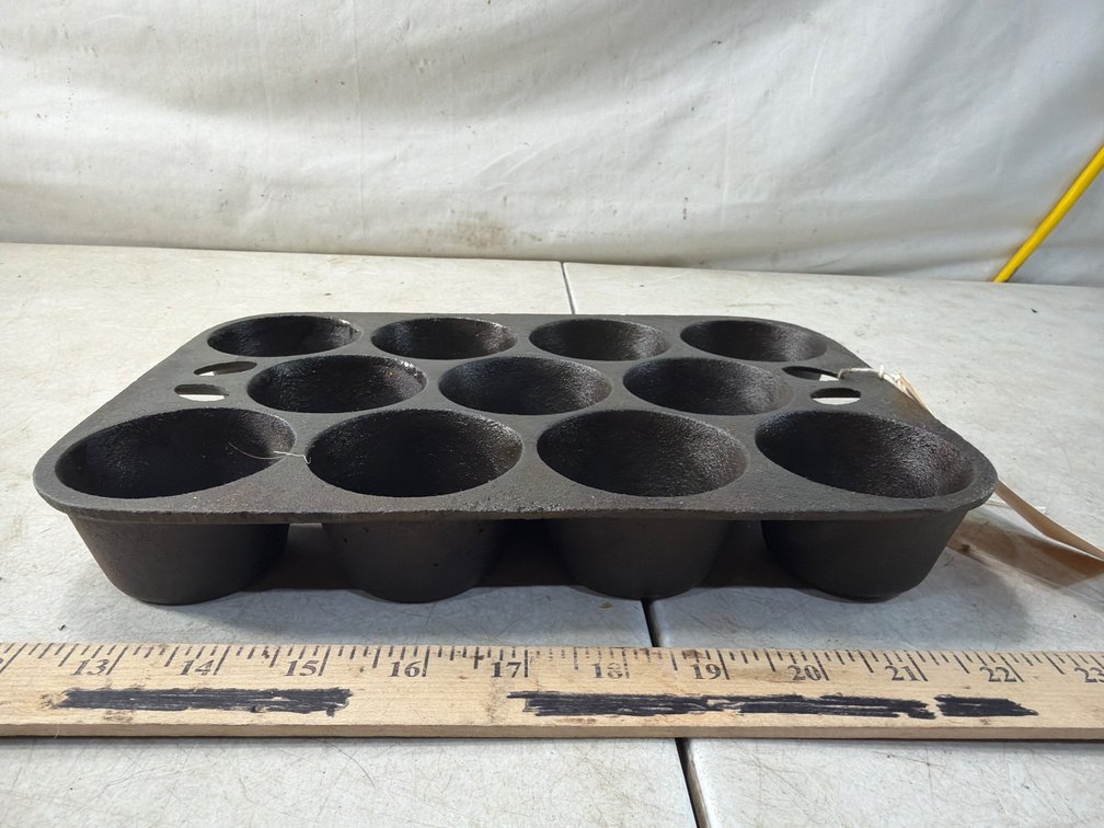 Cast Iron 11-Cup Muffin Pan