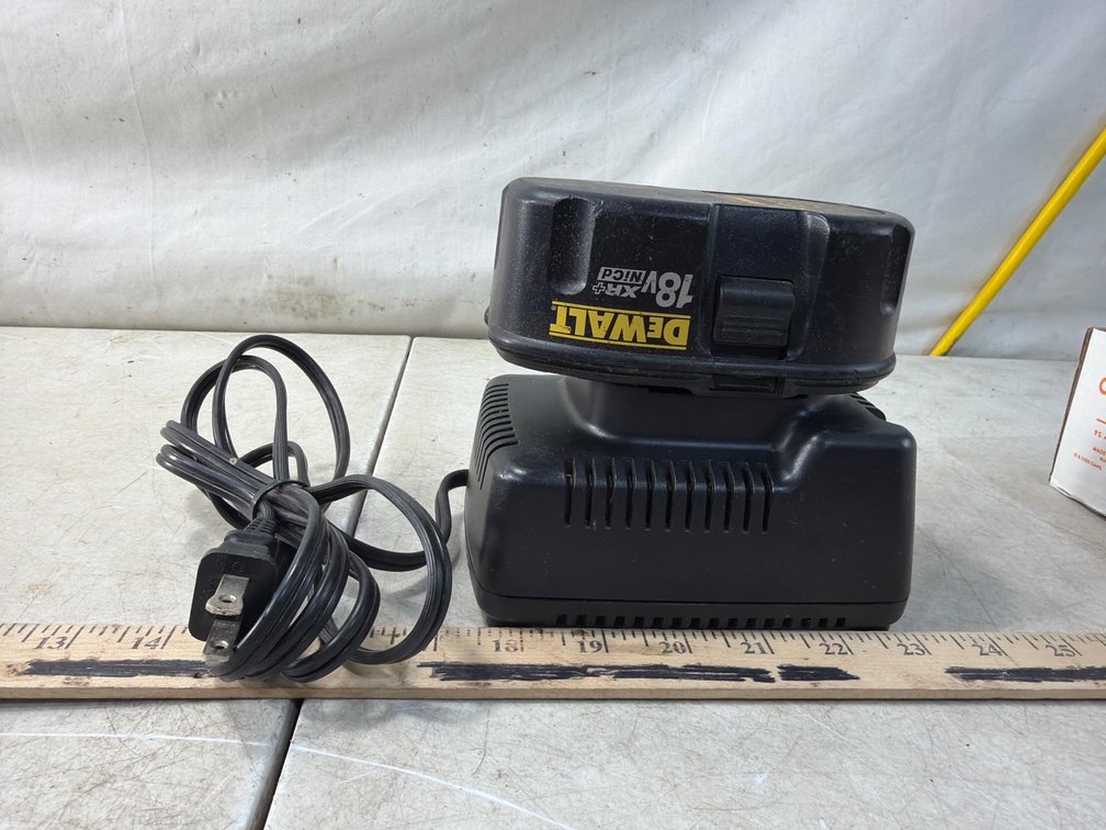 DeWalt DW9116 Battery Charger and 18V NiCd Battery, Works