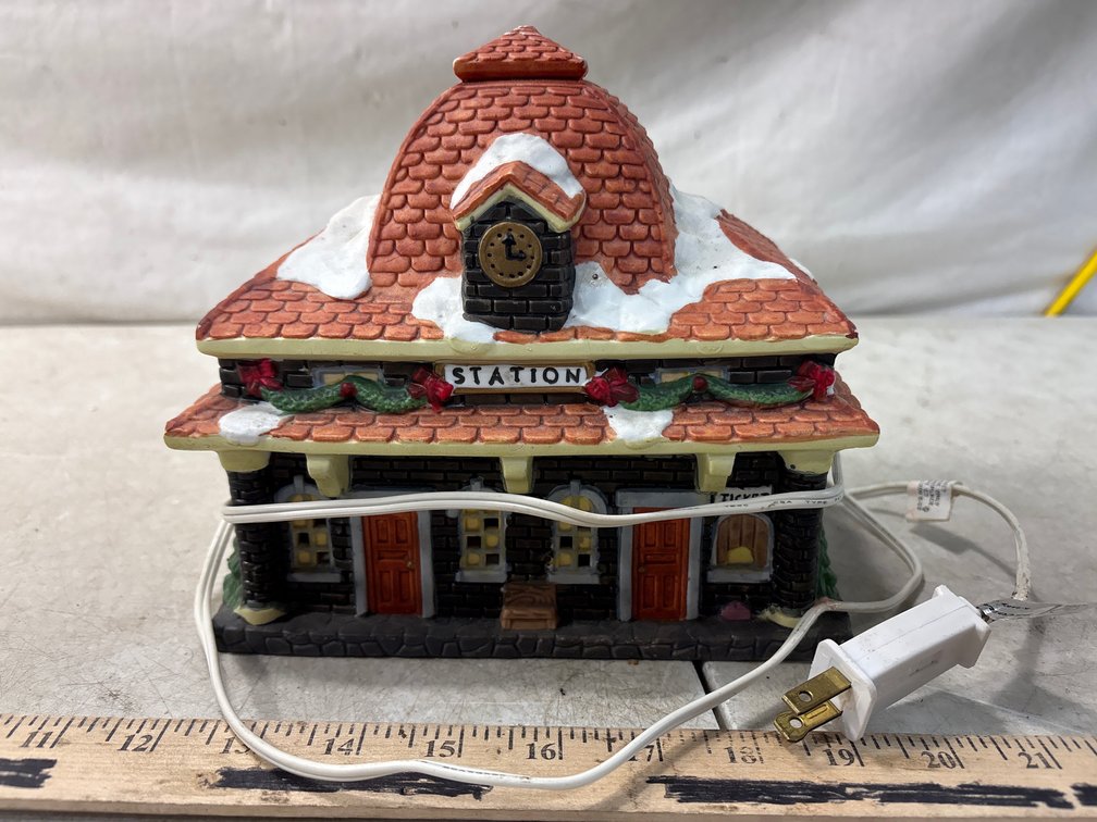 Trim A Home 1995 Lighted Christmas Village Train Station
