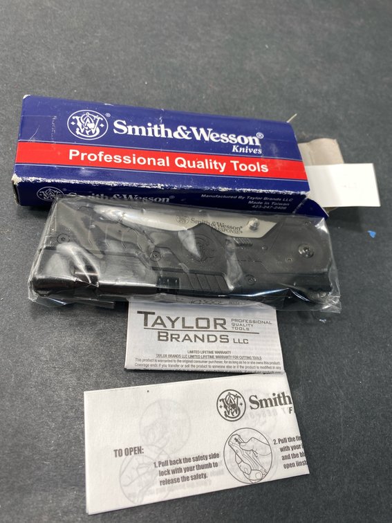 Smith & Wesson Response Folding Pocket Knife with Box