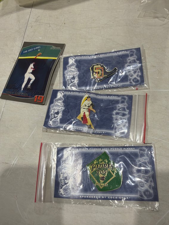 San Diego Padres 2001 Puzzle Pin and Tony Gwynn Card