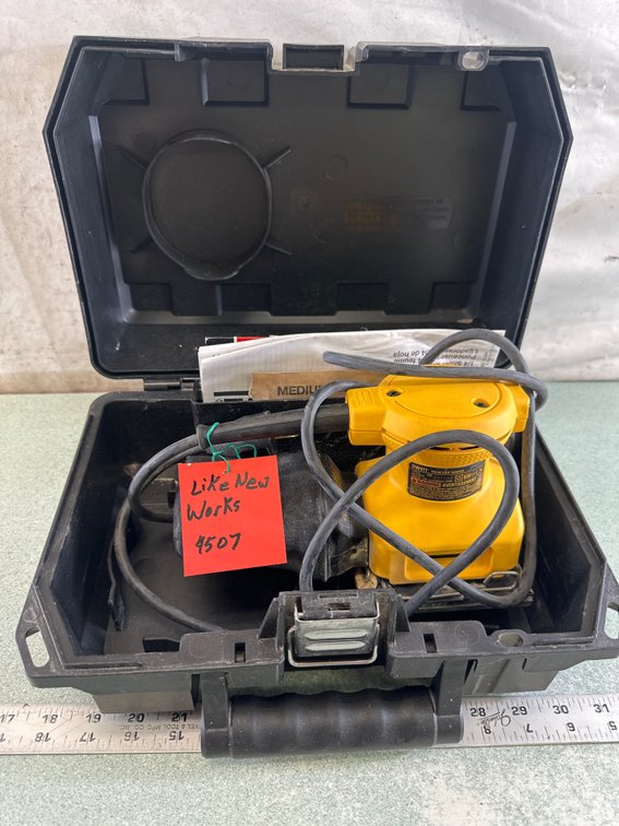 DeWalt DW411 1/4-Sheet Palm Grip Sander with Case